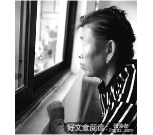 替孙子听课的奶奶