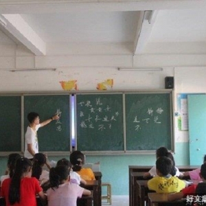 “夏乡萤火”实践队开设书法小课堂
