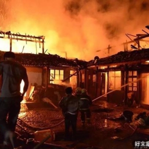 爸爸疯了，妈妈跑了，他都没有哭