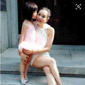 想劝妈妈再婚 可她似乎心如死灰