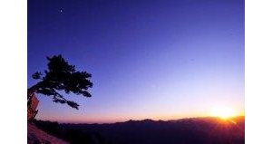 天还没有亮，那是太阳在路上