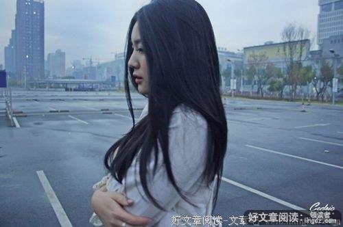 自以为这段情牢固笃定 却原来如此禁不起风雨