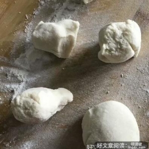朋友们来说一下饺子皮是自己擀的好吃，还是买的好吃？