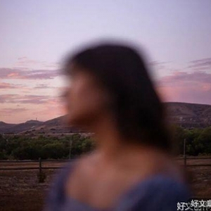 我们为什么总是嘲笑不该嘲笑的，赞扬不该赞扬的？