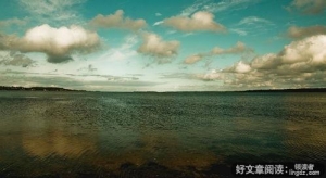雨后的海边的经典短句,雨中海边漫步惬意的诗句？