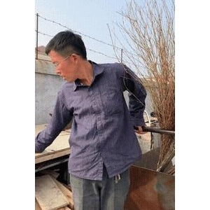 经典搞笑图文：男子车上抽一根烟，差点把自己送走，神评你们来写 ...