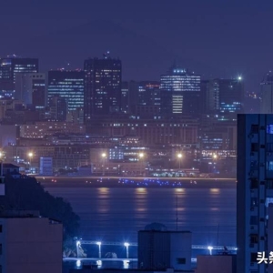 夜深，静默地翻看几年前写过的日志，心不由地感伤起来