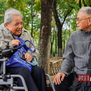 少时友情比花美，老年好友比金贵