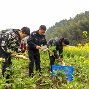 坚持15年助学，捐款捐物价值8万余元——会同“明伯伯”和22个孩子的故事感人