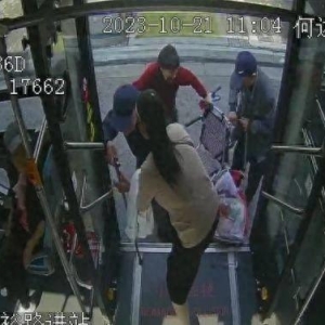 爱心接力温暖城市丨乘客扶司机抱，成都公交车上的感人故事