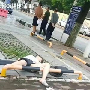 路边醉倒女子遭遇神秘大爷，感人故事曝光！