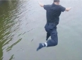 大爱无疆！山东威海“英雄大哥”跳湖救孩，背后藏着的感人故事
