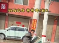 温暖的瞬间：。小伙与男孩的感人故事