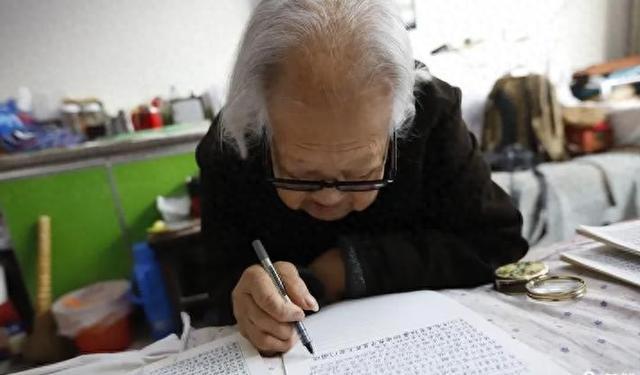 老来多健忘，唯不忘相思：八旬奶奶的爱情日记感动全网