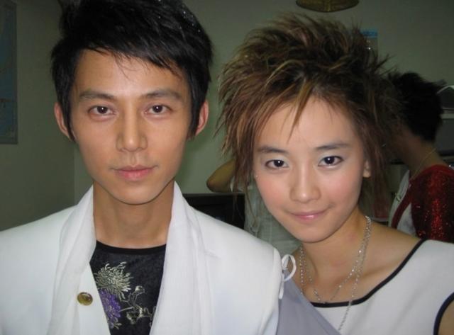 刘雅瑟早期QQ空间青涩照 和何炅同框老照片