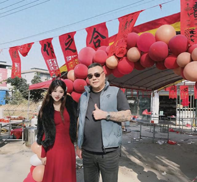 女孩结婚姑父赶来后续：姑父表示爱人生病时，女孩辞掉工作来帮忙