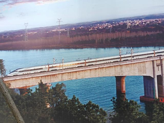 友情就像星星，白天看不见，但夜晚总会闪闪发光