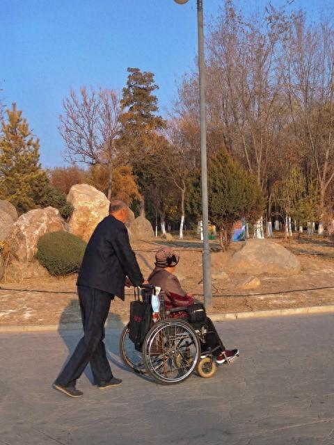 情感热文：亲情的考验，面对亲人的背判，女人该如何坚强