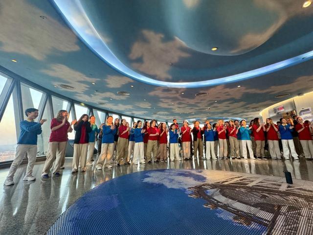 中美青少年广州塔上合唱粤语《朋友》，暖意激荡云端