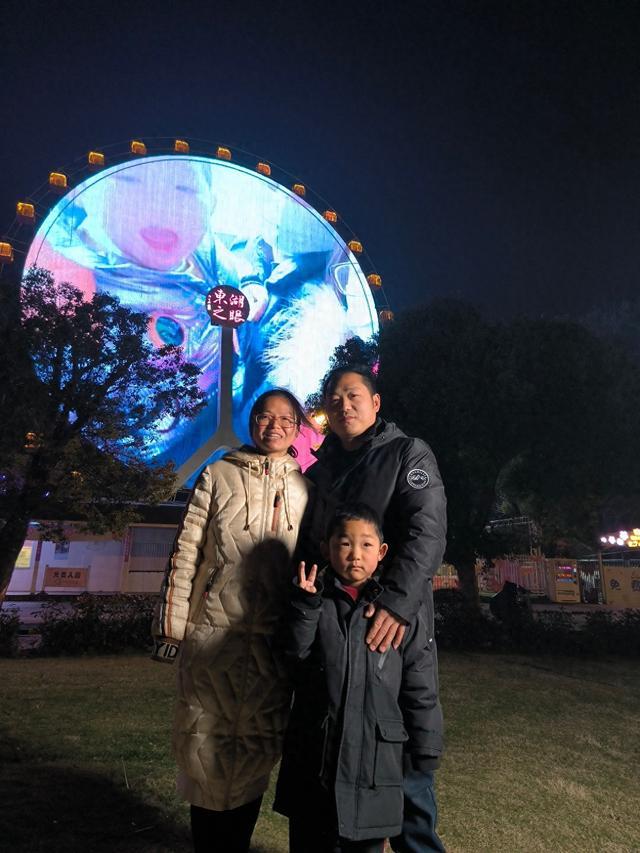 ​武汉东湖之眼大屏为爱亮灯，5组普通人爱情故事免费展播，131.4元起可定制告白