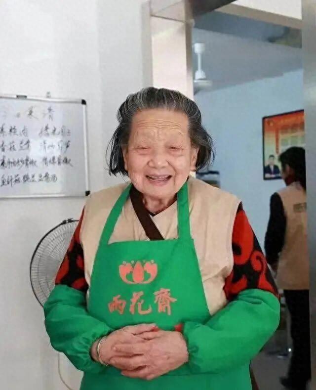 “母亲一句遗言，我守了30年”：98岁凌奶奶的故事，令人泪目