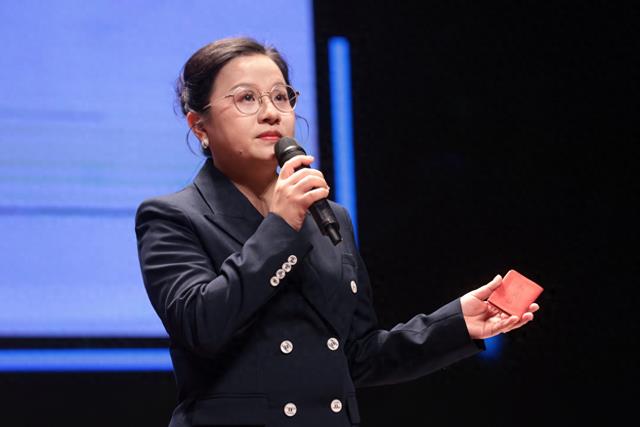 “三代一脉，萤火可亲”，这个跨越七十载的家风接力故事感动全场