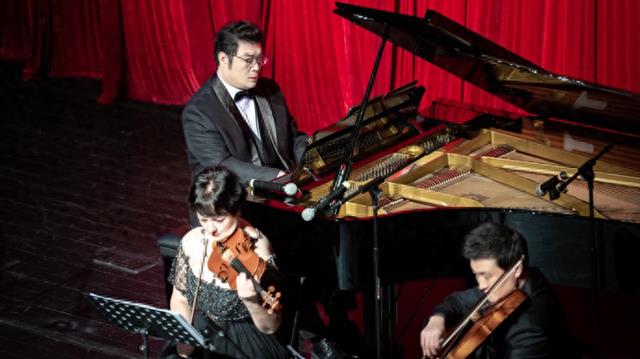 历经三十年岁月沉淀，他们让钢琴经典旋律与深厚同窗情谊在舞台上交融