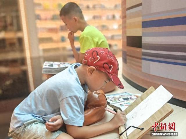 加拿大华裔少年用镜头丈量故乡：让友谊跨越山海相连