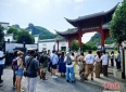 美国青年参观桂林飞虎队遗址 触摸历史感悟友谊