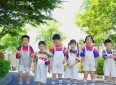 内向爸爸举起向日葵、温柔妈妈感动落泪 杭城毕业季处处都是暖心故事