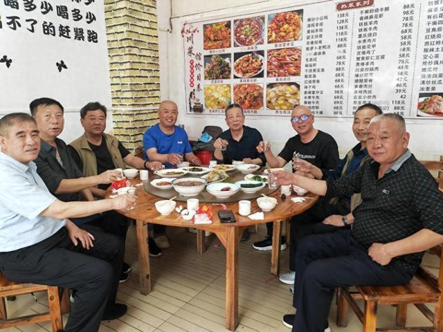 人到中年才懂，身边真心朋友三两胜过泛泛之交百人