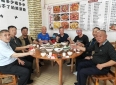 人到中年才懂，身边真心朋友三两胜过泛泛之交百人