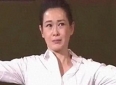 刘若英与老公儿子庆57岁生日，戴老花镜许愿，获儿子亲吻一脸幸福