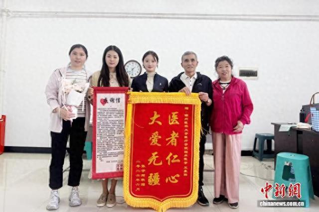 车站跪地施救心脏骤停旅客 锦医大学生续写医者仁心