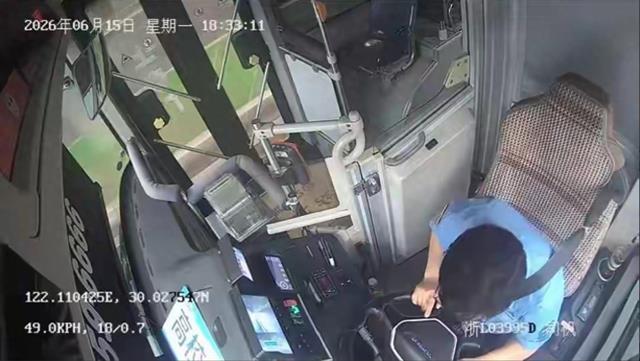 80后英雄司机：抢救无效离世，用43秒救12条生命，老母亲崩溃大哭