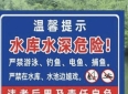 钓鱼大哥10秒救回落水娃，家长扛猪腿上门谢恩！但更该警醒：别让“命大”成为免责借口