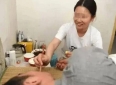 安徽一男子不慎摔成瘫痪，妻子偷偷跑了，正当男子绝望时，谁料，6岁的她却站出来说：“我可以照顾你。”