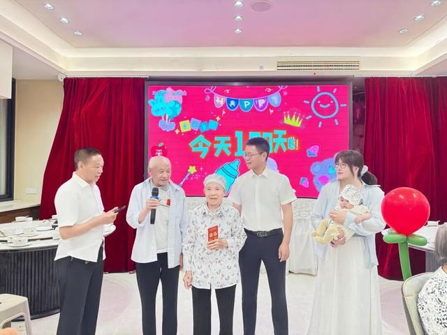 写一篇文章：爷爷和奶奶