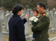 离婚5年后，在烈士陵园偶遇前夫，他抱着战友遗孤献花，四目相对时他哽咽：你恨我没救你吗？我摇头离开