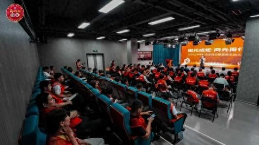 三位志愿者感人故事 诠释公益最动人底色