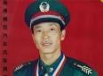 还记得这位在亡妻坟前流泪下跪的边防战士吗？那个刻骨铭心的瞬间背后的真实故事其实更感人