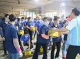 8岁男孩拆棒冰递给窗外施工师傅，这份善良让人心疼又感动