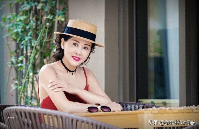 35岁单身男人自述：和三位五十岁女人同居，看懂中年女人的心酸