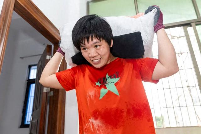 40岁单亲妈妈扛300斤水泥，做搬运工16年，月薪过万却住300元出租屋，背后的故事感动全网