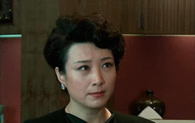 演员王静近况曝光，与朋友聚餐打掼蛋，黑衣配大红鞋风姿绰约