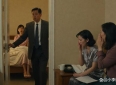 出差三天突返家，撞见总裁夫人与贴身男秘同床，我没声张，次日她醒来见满屋亲爹妈等签离婚协议，崩溃大哭