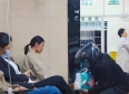 女子独自住院打吊针无人陪伴，外卖小哥主动拆餐递水暖人心，“举手之劳”感动全网