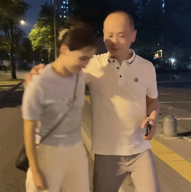 瑾汐带娃赴京寻二哥，车站一个细节看哭网友：这才是最纯粹的亲情