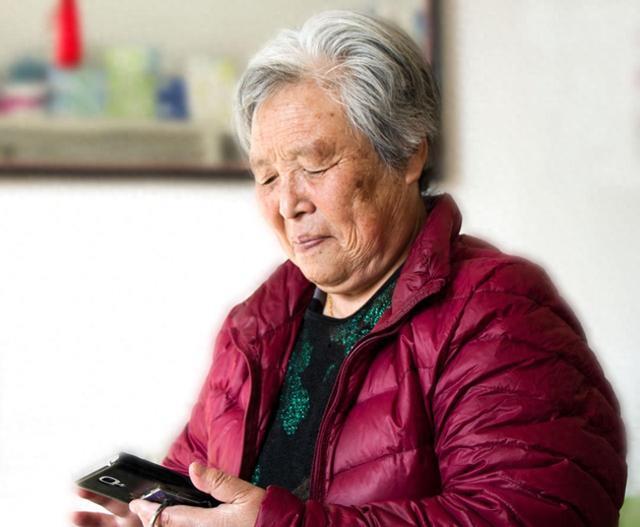 一纸温柔，读懂晚年牵挂——读铁流老师《母亲的手机》有感