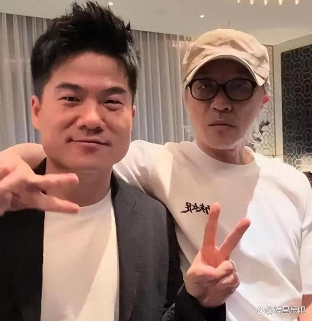 周星驰破天荒做客董宇辉直播间，温柔避开所有哲理提问，这场反转访谈藏着成年人最该学的通透